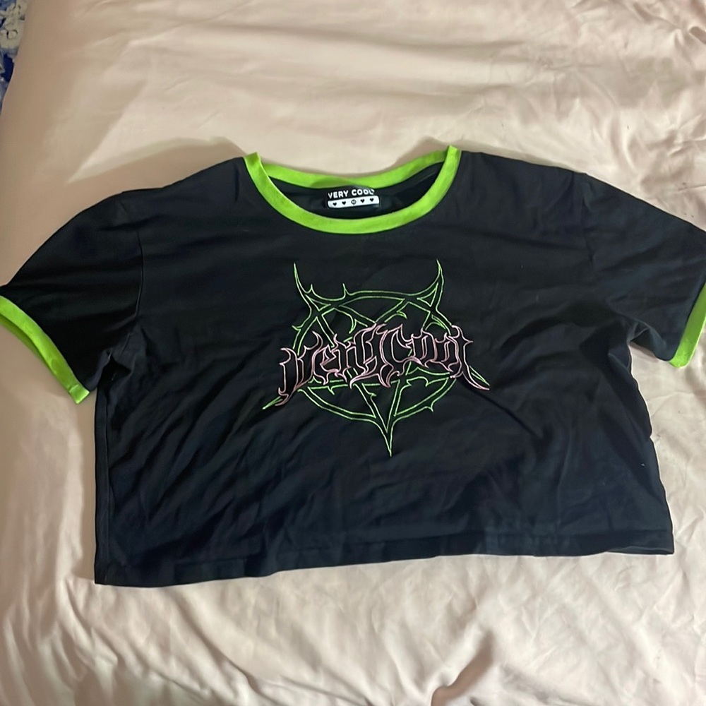 Very Cool Shirtz ™ black and green cropped tee